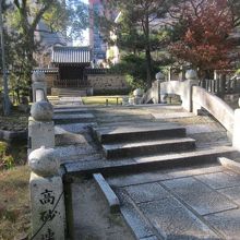 門そのものとしてでなく、その配置の構図を眺めると良いですね。