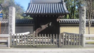 目立ちませんが、伽藍配置上は重要な位置を占めている門です