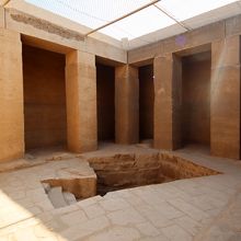 ティのマスタバ。地下は玄室になっています