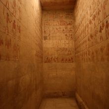 礼拝室へと続く壁は、壁画で埋め尽くされています