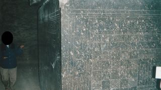 当時を知る貴重な壁画や、超巨大な棺