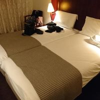 部屋もベッドも狭い