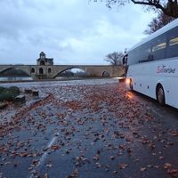 外観の代わりにツアーバスとサン・ベネゼ橋