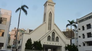 人目を惹く白亜の教会