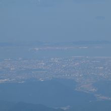 上空から見た長崎空港。うっすら奥に見えます。