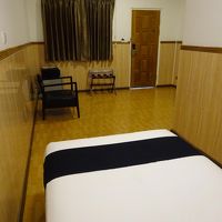 KCレジデンスの室内．２／ベットから入り口方面