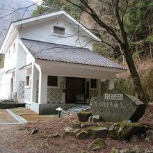 この建物が資料館です。