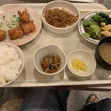 夕食です。日替わりとカレーから選べます