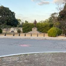 官庁街を抜ける道の三叉路の突き当りの部分に、ありました。