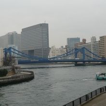 ケルンの眺めの碑から見た清洲橋です。奥の流れが隅田川です。