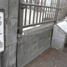 ケルンの眺めの碑は、万年橋の北側の畔の隅田川側に在ります。