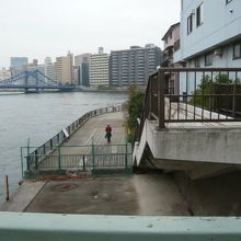 ケルンの眺めの碑から南側に通路があります。一段高いので最適