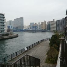 一段高く上がっても、清州橋の東側は、ビルに遮られています。