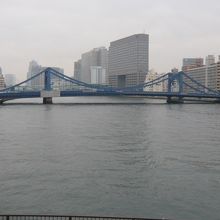 芭蕉翁の像の横から見た清州橋の全体の姿と隅田川の様子です。