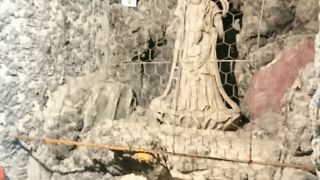 洞窟の中に色々な種類の観音様が