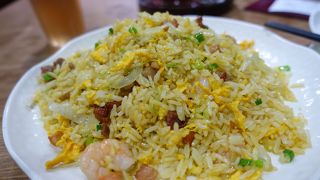 分かりやすい場所にある美味しい中華店。写真付きメニューで注文が楽です。