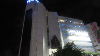 デパートなので