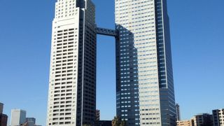 二つの塔が渡り廊下的なもので繋がっている