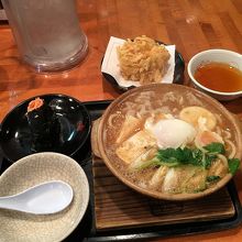 鍋焼き味噌うどんと天ぷら、おにぎり