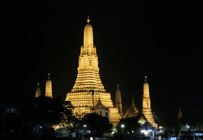 チャオプラヤー川の夜景と船の食事がおすすめの、ホライゾン・リバークルーズ（シャングリ・ラ）