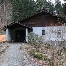 山小屋みたいな雰囲気の建物