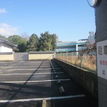 檀徒さん向けの駐車場は広々としています