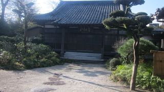 幻住庵の向かいにあり、観光客も見物可能です。