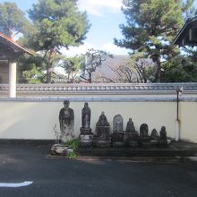 このお寺から非公開の幻住庵の屋根部分を眺めるのも良いですね。