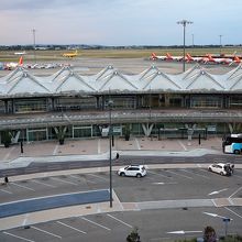ターミナル1からターミナル2へと続く建物