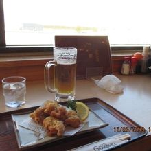 旅の終わりに、定番の鶏のから揚げと生ビールをいただきました