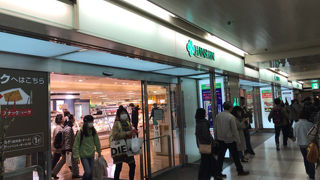 食料品充実、やや狭い