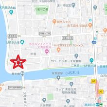 史蹟「芭蕉庵跡」の石碑は、万年橋の北側の芭蕉稲荷神社の中に