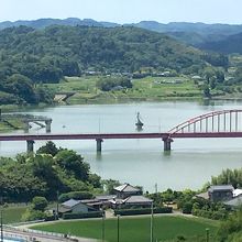 湖面に浮かぶトンボの像