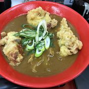 カレーうどんは、特大の鶏天がインパクト大。