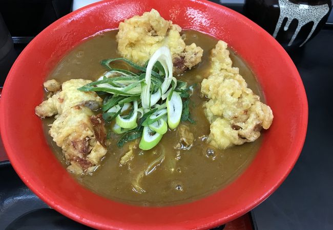 カレーうどんは、特大の鶏天がインパクト大。