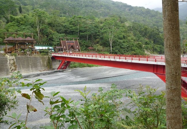 知本渓の風景と架かる朱色の橋との コントラストは良かった