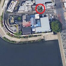 芭蕉稲荷神社は、建物の間にある簡素な神社です。万年橋の北側