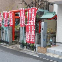 万年橋通りから芭蕉稲荷神社を見ることができます。すぐ近くです