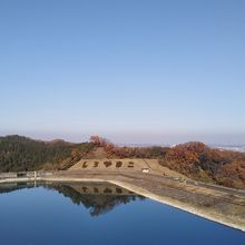 湖越しに街が見えます。