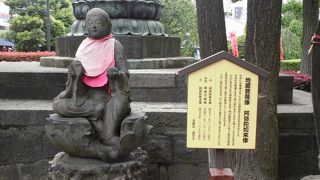 地蔵と２体の阿弥陀