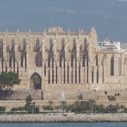 船からもよく見えます。海岸沿いの大きな建造物です。