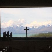 十字架の先にテカポ湖