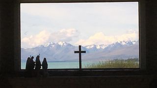 十字架の先にテカポ湖