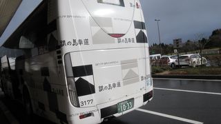 コウノトリ空港に飛行機で着いたら、城崎温泉行バスが待機しています。