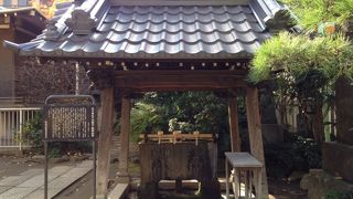 屋根の下の欄間が凄い