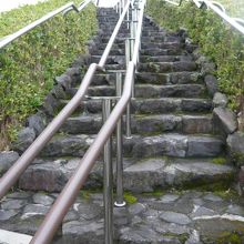 芭蕉庵史蹟展望庭園へは、長い石の階段を登らねばなりません。