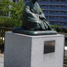 芭蕉庵史蹟展望庭園の中心には、芭蕉翁の像が置かれています。