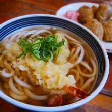 冷凍うどんにスーパーの激安総菜乗せたほうが美味しいのでは疑惑