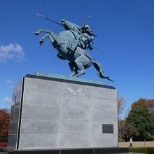 勇壮な騎馬像でした