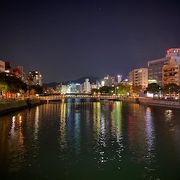 川に写る夜景がきれい